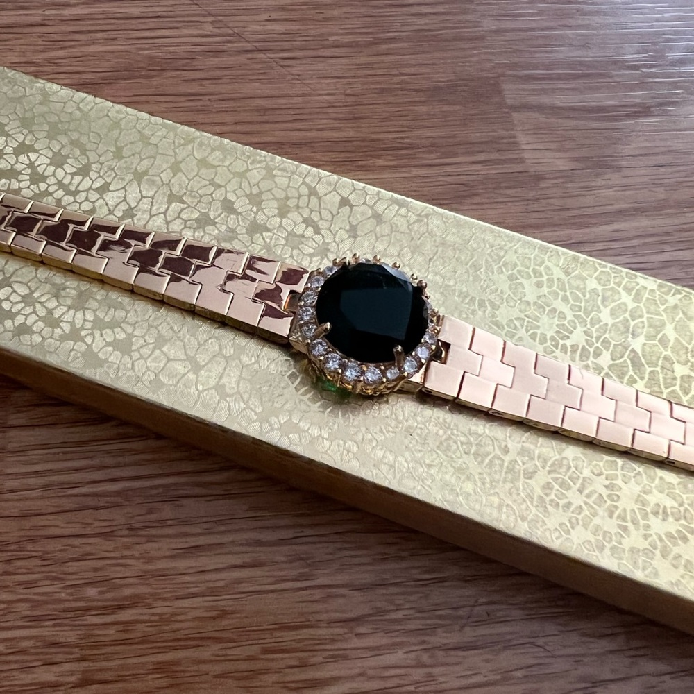 Fashion bracelet with green emerald crystal  (s)
